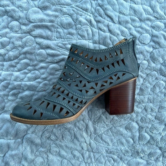 GUC Sofft Laser-Cut Heeled Ankle Boot size 8 - Picture 3 of 10